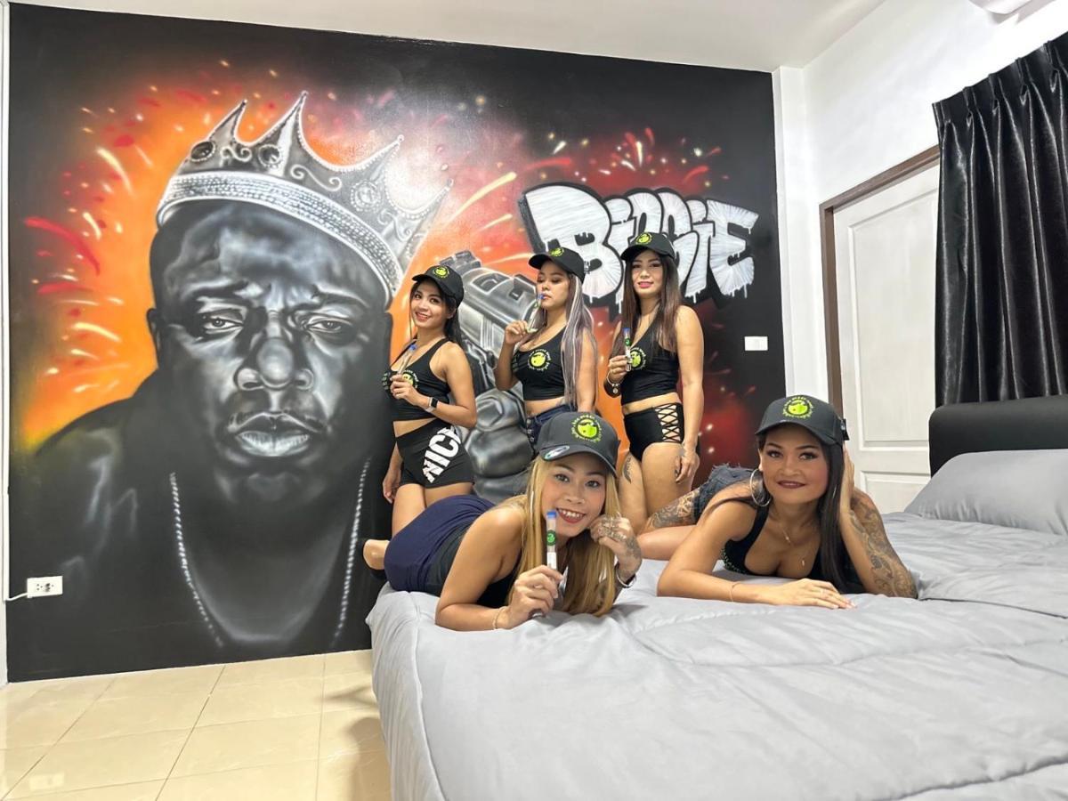 Bonkers Guesthouse Pattaya Extérieur photo